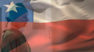 Şili bayrağının dijital bileşimi hastanede gerilmiş beyaz kadın cerraha karşı. Sağlık ve Tıp Konsepti.