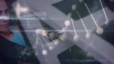 Güçlü bir kadının egzersiz yapması üzerine DNA iplikçiklerinin dönüşünün ve veri işlemesinin animasyonu. global spor, fitness, sağlıklı yaşam tarzı ve dijital olarak üretilen veri işleme konsepti.