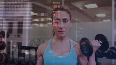 Jimnastik aletleriyle egzersiz yapan güçlü bir kadının veri işleme animasyonu. spor, fitness ve veri işleme kavramı dijital olarak oluşturulmuş video.