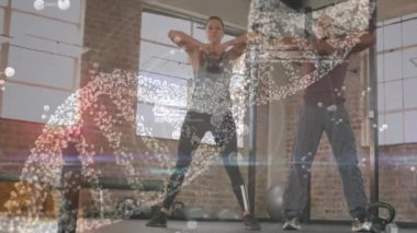 Spor salonunda kettlebell 'le çalışan melez bir çifte karşı tıbbi veri işleme. Spor ve spor teknolojisi kavramı