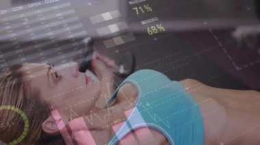 Jimnastik aletleriyle egzersiz yapan güçlü bir kadının veri işleme animasyonu. spor, fitness ve veri işleme kavramı dijital olarak oluşturulmuş video.