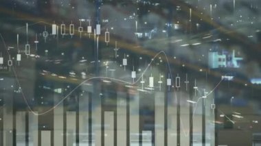 Depodaki taşıma bantlarındaki kutuların üzerinden finansal veri işleme animasyonu. küresel sevkiyat, dağıtım ve bağlantılar konsepti dijital olarak oluşturulmuş video.
