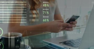 Akıllı telefon kullanan bir kadının istatistik ve veri işleme animasyonu. küresel iş, dijital arayüz ve teknoloji konsepti dijital olarak oluşturulmuş video.
