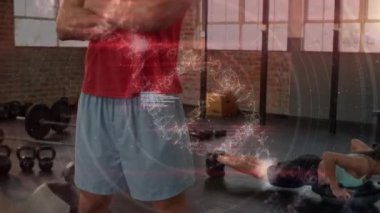 Spor salonunda dikilirken gülümseyen beyaz bir adamın portresine karşı tıbbi veri işleme. Spor ve spor teknolojisi kavramı