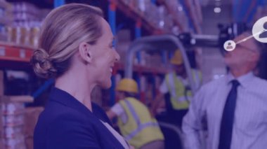 Kafkas kadın yöneticisinin depoda gülümseyen portresine karşı profil simgeleri ağı. lojistik ve ulaşım sektörü kavramı