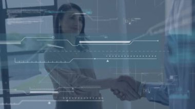 İş adamı ve iş kadınına karşı veri işleme ile dijital arayüz ofiste tokalaşıyor. iş ortaklığı ve teknoloji kavramı