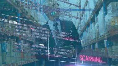 Depoda dijital tablet kullanan Kafkasyalı üst düzey erkek yöneticiye karşı veri işleme. lojistik ve ulaşım sektörü kavramı