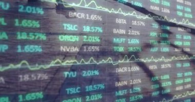 Şehir caddesinde finansal veri işleme animasyonu. küresel finansman, iş ve veri işleme kavramı dijital olarak oluşturulmuş video.