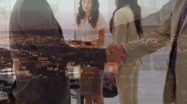 İki beyaz iş adamının dijital kompozisyonu, gece şehir trafiğine karşı ofiste el sıkışıyor. iş ortaklığı ve teknoloji kavramı