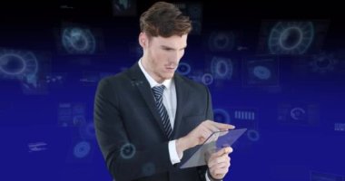 Kapsam taraması ve tablet kullanan adamın veri işleme animasyonu. dijital arayüz, iletişim ve teknoloji konsepti dijital olarak oluşturulmuş video.