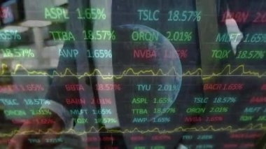 Havaalanında yürüyen pasaportlu bir işadamının orta kesimine karşı borsa veri işlemesi. küresel ekonomi ve iş kavramı