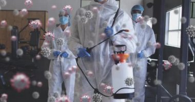 Spor salonunda dezenfektan spreyi tutan bir grup sağlık çalışanı için çoklu çoklu çoklu çoklu çoklu 19 hücre. covid-19 salgınının önlenmesi ve kontrolü için temizlik ve dezenfeksiyon