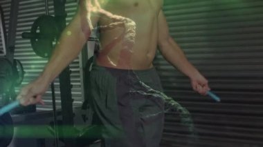 Spor salonunda egzersiz yapan kaslı adamın üzerinde DNA ipliği. global spor, fitness ve veri işleme konsepti dijital olarak oluşturulmuş video.