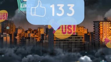 Şehir manzarasına karşı yüzen dijital simgelerin üzerindeki konuşma balonunda artan sayılara sahip ikon gibi. Sosyal medya ağı ve teknoloji kavramı