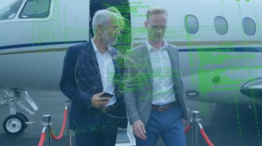 Havaalanı pistinde yürürken konuşan iki iş adamı üzerinde soyut şekil ve veri işleme. iş seyahati ve teknoloji kavramı