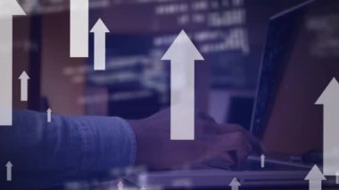 Dizüstü bilgisayarla insanların üzerinde ok ve veri işleme animasyonları. dijital arayüz, iletişim ve teknoloji konsepti dijital olarak oluşturulmuş video.