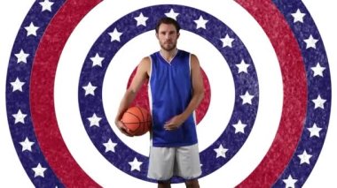 Basketbolcunun Amerikan bayrağı deseni ve renk çemberleri üzerindeki animasyonu. spor, rekabet ve vatanseverlik kavramı dijital olarak oluşturulmuş video.