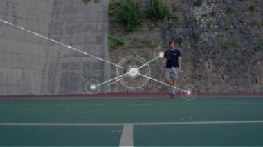 Tenis kortundaki erkek tenisçi üzerinden bağlantı ağının animasyonu. global spor, fitness ve veri işleme konsepti dijital olarak oluşturulmuş video.