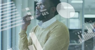 Ofiste pencereden dışarı bakan düşünceli Afrikalı Amerikalı bir adama karşı istatistiksel veri işleme. küresel iş ve teknoloji kavramı