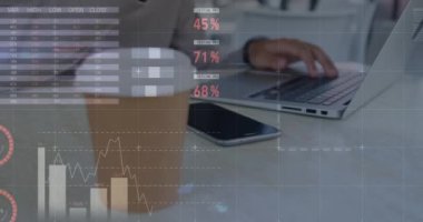 Dizüstü bilgisayarla insan üzerinde istatistik ve veri işleme animasyonu. küresel iş, dijital arayüz ve teknoloji konsepti dijital olarak oluşturulmuş video