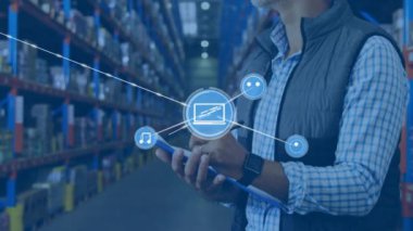 Depoda panoya yazı yazan adamın üzerindeki simgelerle bağlantı ağının animasyonu. küresel sevkiyat, dağıtım ve bağlantılar konsepti dijital olarak oluşturulmuş video.