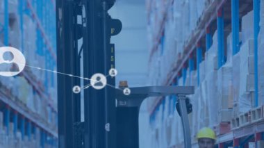 Depoda çalışan adamın üzerindeki simgelerle bağlantı ağının animasyonu. küresel sevkiyat, dağıtım ve bağlantılar konsepti dijital olarak oluşturulmuş video.