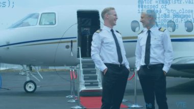 Havalimanı pistinde yürürken konuşan iki beyaz pilot üzerinde dönen küre ve veri işleme. Havacılık ve hava yolculuğu kavramı