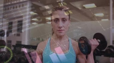 Jimnastik aletleriyle egzersiz yapan güçlü bir kadının veri işleme animasyonu. spor, fitness ve veri işleme kavramı dijital olarak oluşturulmuş video.