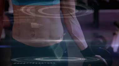 Güçlü bir kadının egzersiz yapması üzerine DNA iplikçiklerinin dönüşünün ve veri işlemesinin animasyonu. global spor, fitness, sağlıklı yaşam tarzı ve dijital olarak üretilen veri işleme konsepti.