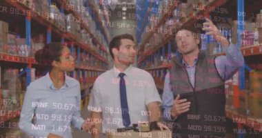 Depoda çalışan kadın ve erkeklerin veri işleme animasyonları. küresel veri işleme, gönderme, dağıtım ve bağlantılar konsepti dijital olarak oluşturulmuş video.