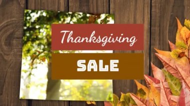 Sonbahar akçaağaç yaprakları üzerinde şükran günü yazılı mesaj pankartı. İndirim ve Şükran Günü kutlaması konsepti