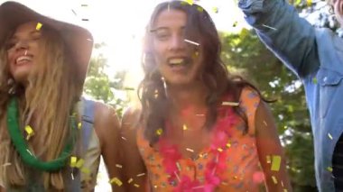 Mutlu insanların üzerine düşen altın konfetilerinin animasyonu gülümseyen ve dışarıda dans eden insanların. parti ve eğlence konsepti dijital olarak oluşturulmuş video.