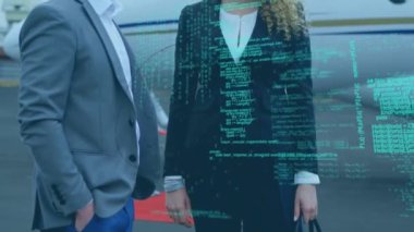 Havalimanı pistinde konuşan iş adamı ve iş kadını üzerinde dönen küre ve veri işleme. iş seyahati ve teknoloji kavramı