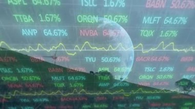 Rüzgar türbini üzerinde finansal veri işleme animasyonu. küresel çevre, yeşil enerji, iş, bağlantılar, dijital arayüz ve teknoloji konsepti dijital olarak oluşturulmuş video.