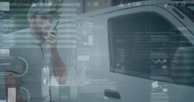 Beyaz erkek teslimatçının minibüsünde telsizle konuştuğunu gösteren istatistiksel veri işleme. lojistik ve ulaşım sektörü kavramı