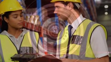 Depoda çalışan kadın ve erkeğin tarama ve veri işleme animasyonları. küresel sevkiyat, dağıtım ve bağlantılar konsepti dijital olarak oluşturulmuş video.