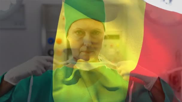 Цифровой Состав Бельгийского Флага Машущего Женщину Хирурга Маске Лица Больнице — стоковое видео