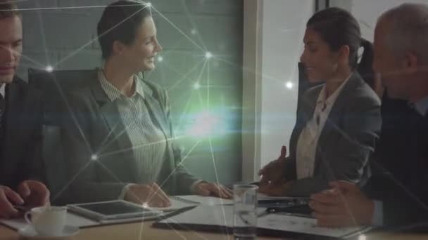 オフィスで握手をする多様なビジネス女性2人とのつながりの輪を広げています 世界的なネットワーキングとビジネス技術の概念 — ストック動画