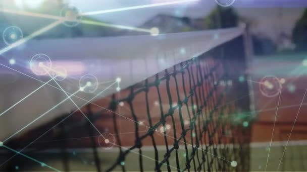 テニスコートでのテニスボール上の接続のアニメーション スポーツ フィットネス データ処理の概念をデジタルで生成したビデオ — ストック動画