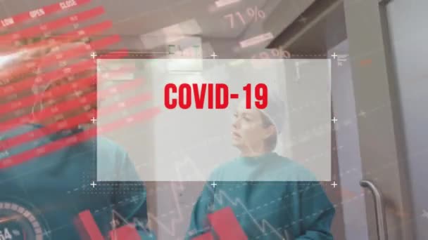 Covid 19テキストバナーと男性と女性の外科医に対する統計データ処理について議論する コロナウイルスCovid 19パンデミックの概念 — ストック動画