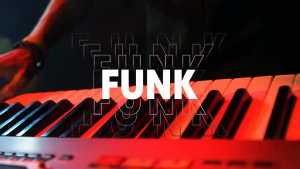 Animation Von Funk Text Über Den Mann Der Klavier Spielt — Stockvideo