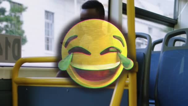 バスの中でスマートフォンを使ってアフリカ系アメリカ人女性に対する笑顔絵文字に対するグリッチ効果 ソーシャルメディアネットワークとテクノロジーの概念 — ストック動画