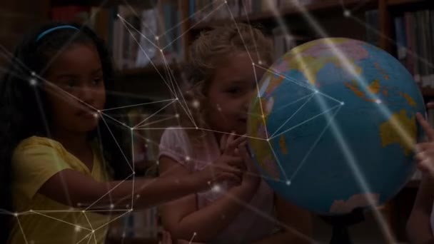 Rede Conexões Sobre Diversos Alunos Aprendendo Geografia Usando Globo Ensino — Vídeo de Stock