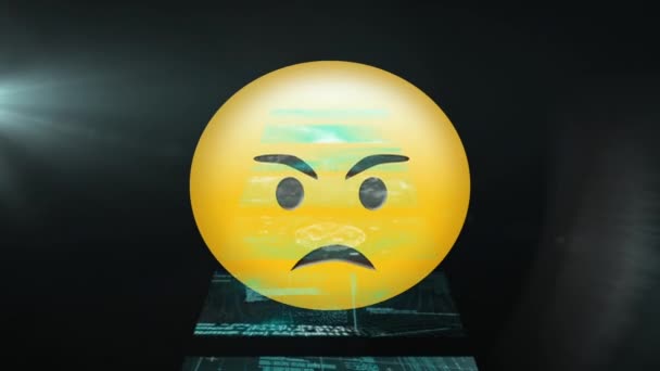 Digitální Animace Vzteklé Tváře Emoji Přes Více Obrazovek Zpracováním Dat — Stock video