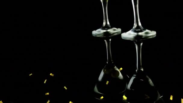 Animação Confete Caindo Sobre Copos Coquetel Vinho Azeitonas Fundo Preto — Vídeo de Stock