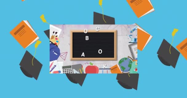 卒業帽子と本のアイコンは青の背景に木製のスレートの学校のテキストに戻ります 学校や教育の概念に戻り — ストック動画