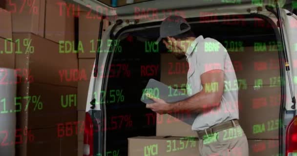 Processamento Dados Mercado Ações Contra Retrato Homem Entrega Caucasiano Com — Vídeo de Stock