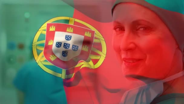 Digitální Složení Portugalské Vlajky Mávající Proti Portrétu Ženského Chirurga Usmívajícího — Stock video