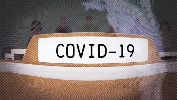 Covid 19陰謀テキストバナーと社会的距離を維持する人々に対する煙効果 コロナウイルスCovid 19パンデミックの概念 — ストック動画