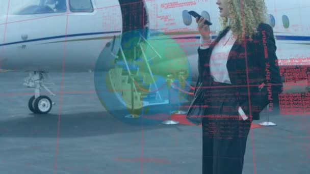 Спінінг Глобус Обробка Даних Над Бізнес Леді Розмовляє Смартфонах Аеропорту — стокове відео